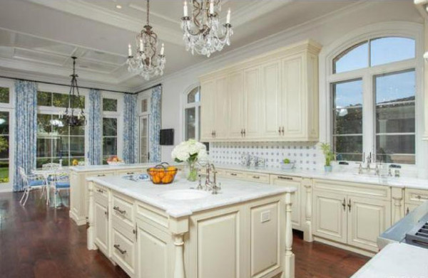 Traditional Blue and White Kitchen