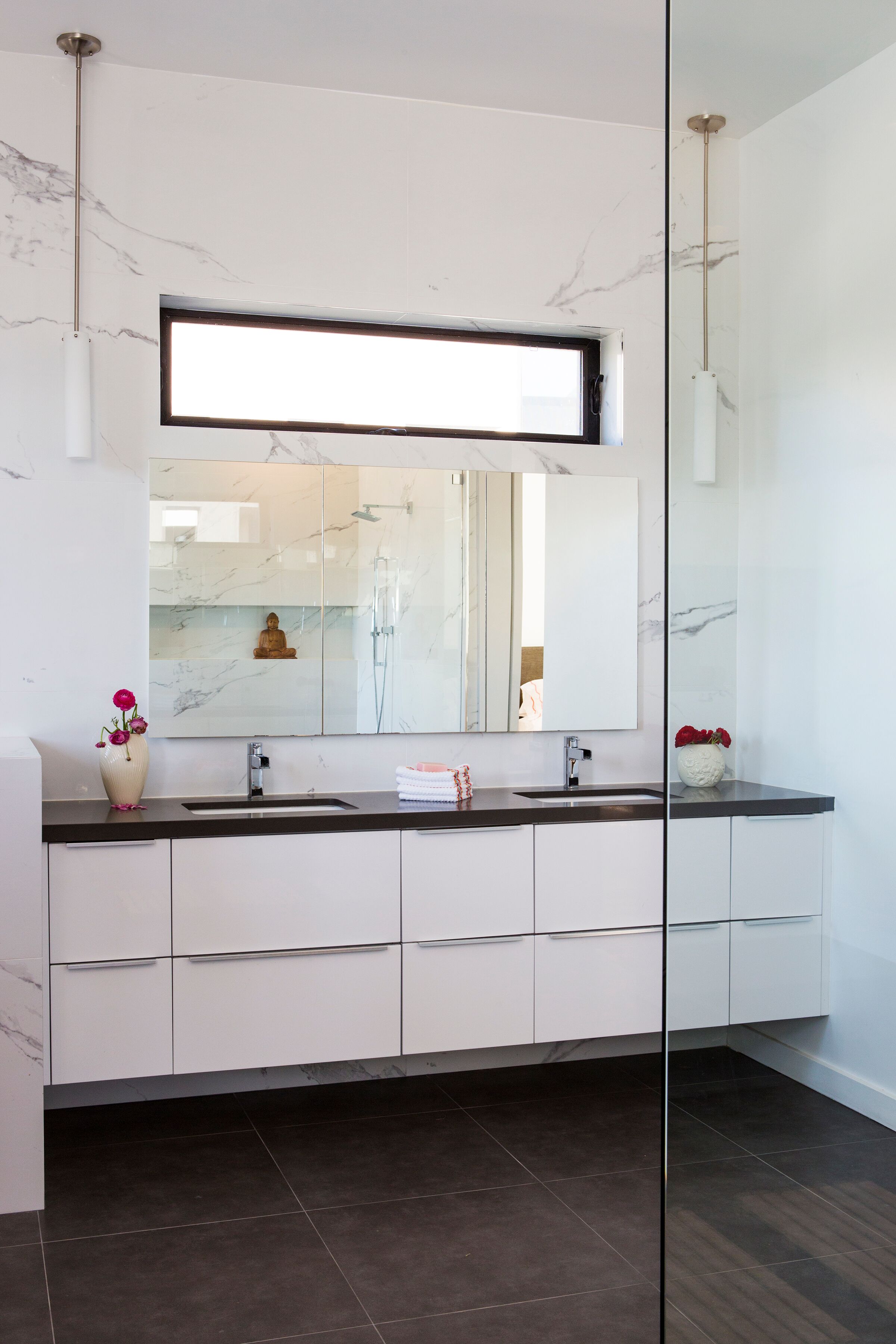 eco friendly bath products fill this modern bathroom in Venice Beach