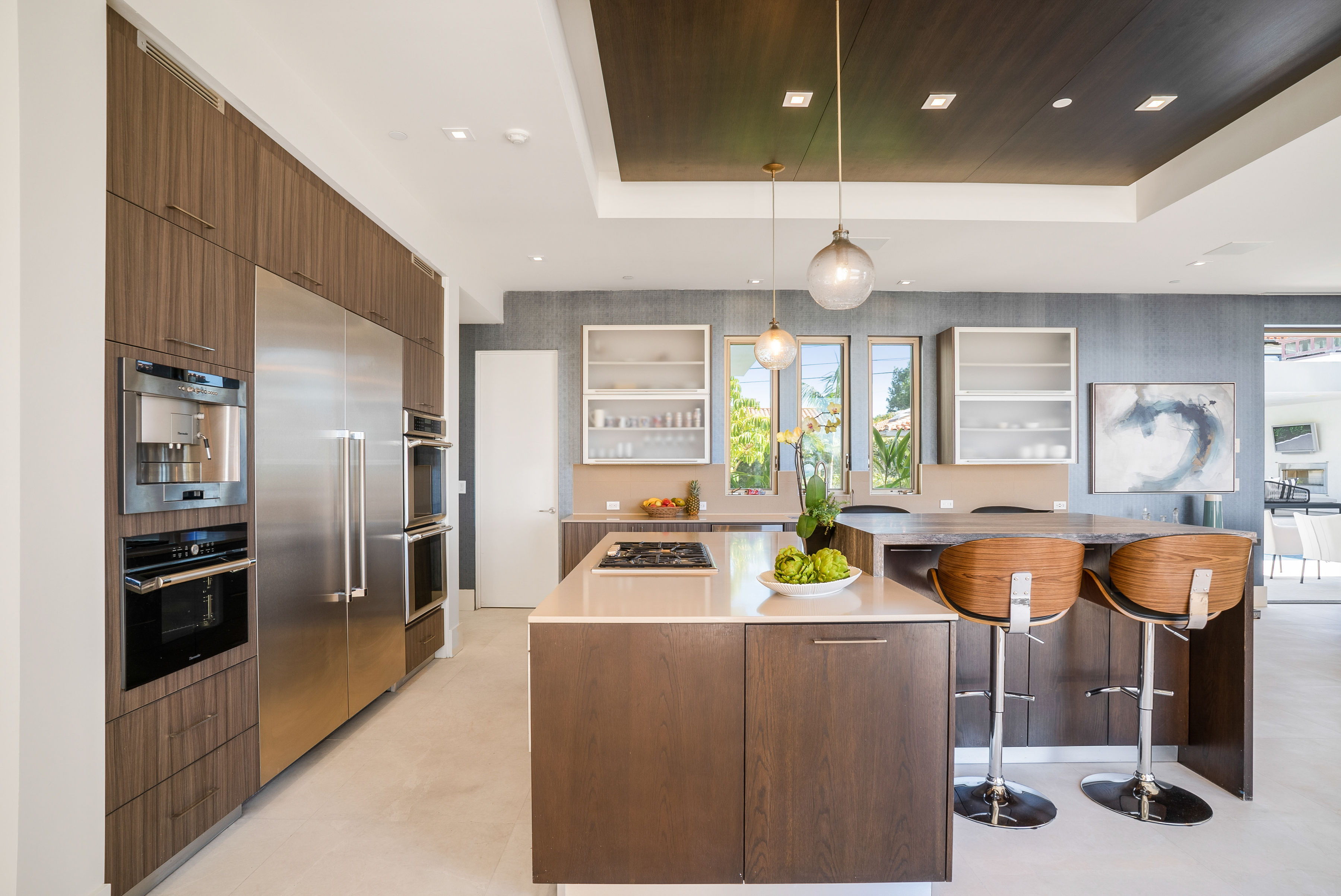 Modern kitchen by celebrity interior designer Lori Dennis in Manhattan Beach house